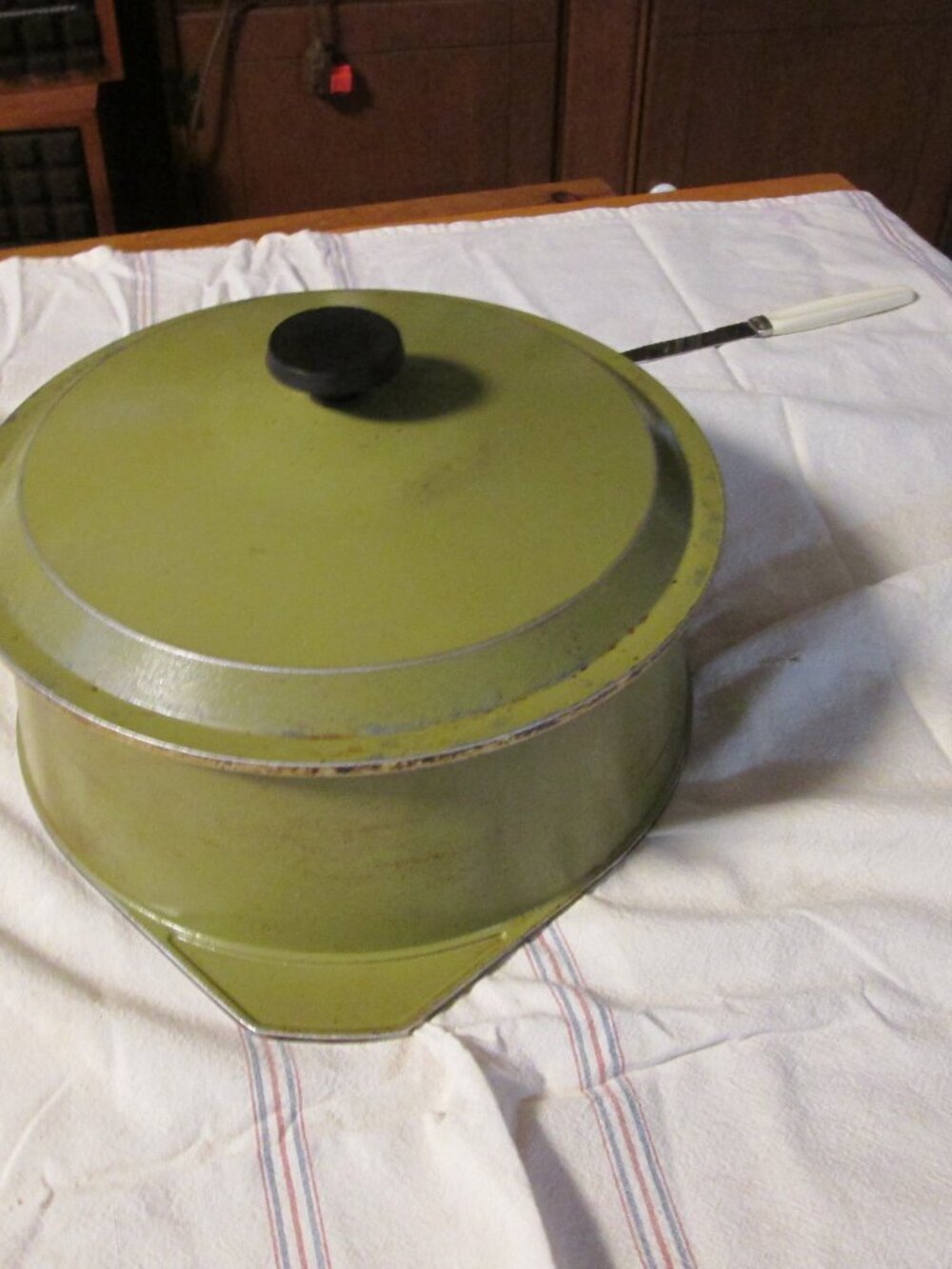 5 quart West Bend heavy cast aluminum avocado green with lid Dutch oven